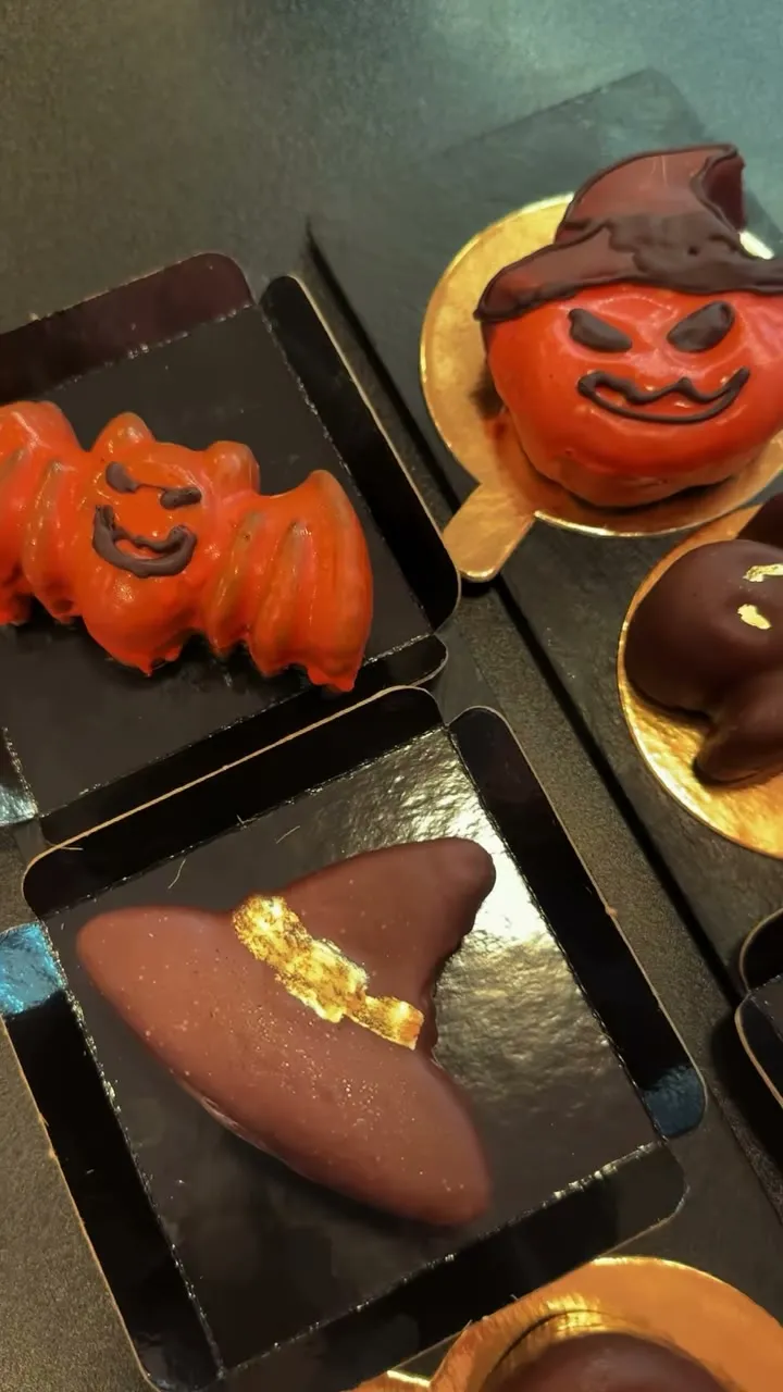 Bombones de chocolate con forma de calabaza, murciélago y sombrero de bruja