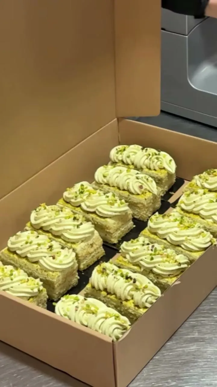 Caja de pastelitos de pistacho con crema de manga