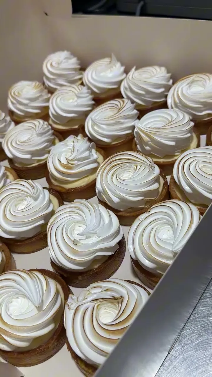 Bandeja de tartaletas con merengue en espiral