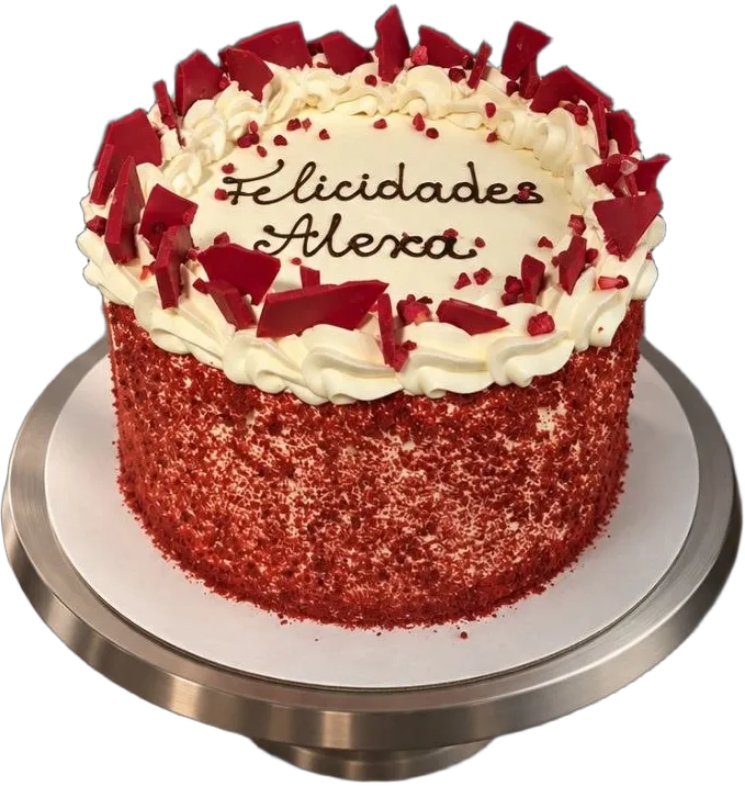 Tarta Red Velvet con «Felicidades» escrito en la crema y migas rojas en los lados
